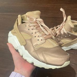 Nike Air Huarache Run
Rose Gold (Women's)